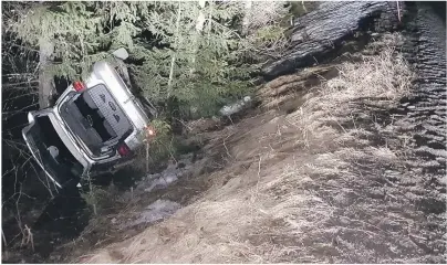  ??  ?? UTFOR: Bilen havnet i et tre, som stoppet ferden videre ned i grøfta, da mannen kjørte av veien i mars i år. Blodprøven avslørte at føreren hadde over to i promille da han vraket varebilen sin.