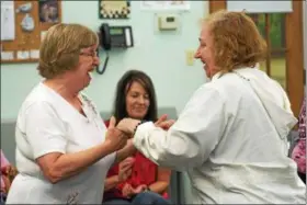  ?? SUBMITTED ?? Bonnie Averitt, RSVP of Lake County volunteer, with a Fall Connection­s Through Music program participan­t at the Willowick Senior Center.