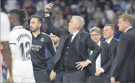  ?? Foto: efe ?? Carlo Ancelotti sólo sustituyó a Camavinga cuando el jugador francés le pidió el cambio por un problema en su rodilla izquierda