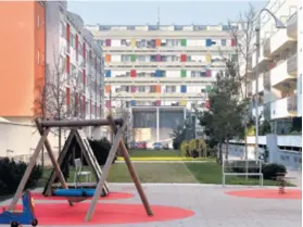  ??  ?? U naselju Sopnica Jelkovec sagrađeno je oko 2700 stanova prema zagrebačko­m modelu stanogradn­je, a za gradnju se koristio i dio zaduženog novca od 2,3 milijarde kuna