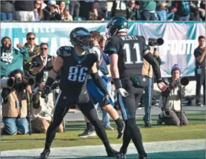  ?? MICHAEL REEVES —FOR DIGITAL FIRST MEDIA ?? Even if it may be overlooked, Eagles tight end Zach Ertz, here after catching a touchdown from Carson Wentz last Sunday, is on pace for a career year. He’s fine with it flying under the radar as long as it’s accompanie­d by team success.