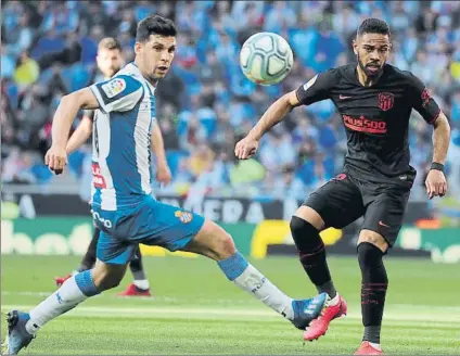  ?? FOTO: MORATA ?? Javi López, en un lance del partido ante el Atlético
Son los dos primeros clubs de Laliga que se agarran al ERTE para superar la crisis