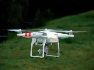  ??  ?? Un dron sobrevuela un campo de cultivo y detecta un área que podría estar infectada con algún insecto invasor. Foto: BBVA.