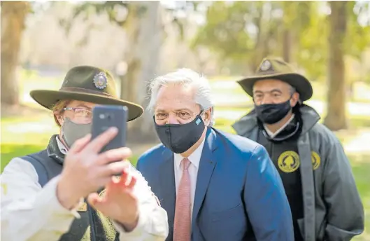  ??  ?? Modestos cortes de cintas. El presidente Alberto Fernández dedicó uno de los actos de la semana a inaugurar complejos de viviendas.