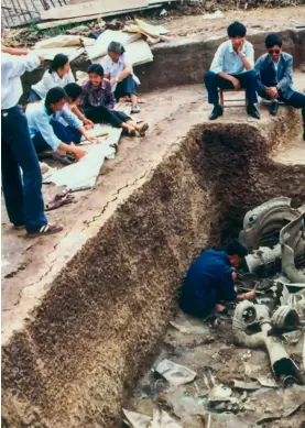  ??  ?? Archaeolog­ists clean artifacts unearthed from No.2 sacrificia­l pit, Sanxingdui, 1986