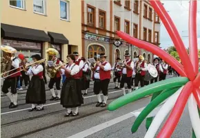  ?? Foto: Michael Hochgemuth ?? Blasmusik sorgt beim Festumzug am Marktsonnt­ag vom Oberhauser Bahnhof zur Wertachbrü­cke für Stimmung.