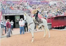  ?? /CORTESÍA: GOBIERNO DEL ESTADO /KARLA MUÑETÓN ?? Montado a caballo, el Jilguerill­o de Tlaxcala abrió el concierto de Manuel Mijares