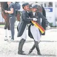  ?? FOTO: DPA ?? Obenauf in Balve: Isabell Werth (l) und Dorothee Schneider.