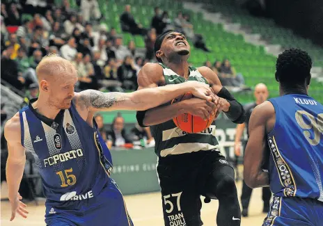  ?? ?? Tanner Omlid trava, em falta, a entrada do leão e antigo colega Marcus Lovett