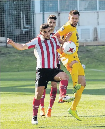  ?? FOTO: MIREYA LÓPEZ ?? Nuevo triunfo Sillero pugna por un balón con un rival en el choque disputado el pasado sábado en Lezama