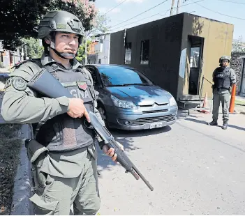  ?? fotos de ricardo pristuplk ?? La Gendarmerí­a vigila en puestos armados con containers