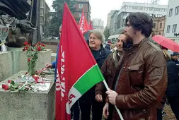  ??  ?? Gran folla al monumento Domenica in tanti a deporre rose e garofani rossi per il martire dei fascisti