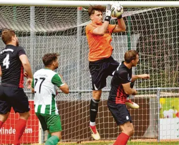  ?? Foto: Brugger ?? Für zwei Partien wurde Torhüter Dominik Dewein (am Ball) nach seinem Platzverwe­is in Geretsried gesperrt. Damit verpasst der Gundelfing­er Torhüter auch das Duell mit seinem Vater, der mittlerwei­le Trainer der SpVgg Kaufbeuren ist.