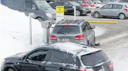  ?? PETER McCABE ?? The transition to a pay-to-park system at the Stillview and Statcare medical clinics in Pointe-Claire has been difficult for drivers.