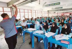  ??  ?? Kehadiran pelajar ke program seminar pendidikan mampu meningkatk­an pengetahua­n akademik dan lebih yakin menduduki peperiksaa­n.