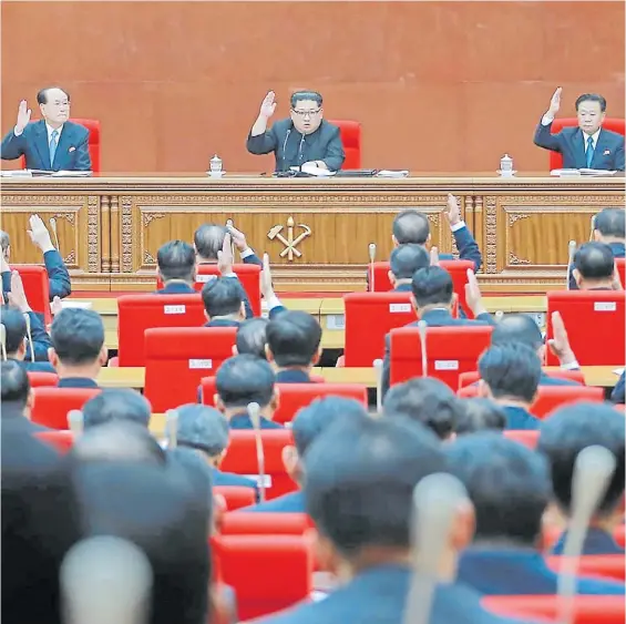  ?? AFP ?? Votación. Kim Jong-un vota durante un plenario del Partido de los Trabajador­es de Corea del Norte que definió el tema de los misiles.