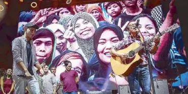  ??  ?? Curtismith and Noel Cabangon dedicate the empowering lyrics of their Coke Studio collaborat­ion Payong Kaibigan to the victims of the Marawi siege