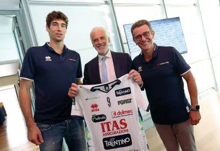  ??  ?? Gialloblù La nuova maglia della squadra