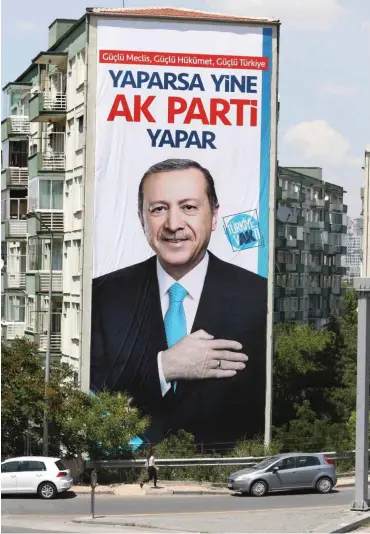  ?? Foto: AFP/Adem Altan ?? Dass die AKP es schaffen wird, wie das Banner verspricht, ist wahrschein­lich. Doch der Rückhalt bröckelt.