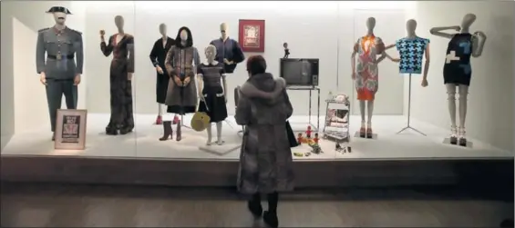  ?? / ÁLVARO GARCÍA ?? Vitrina del Museo del Traje con indumentar­ia de fines de los setenta. A la derecha, tres diseños de punto de Francis Montesinos.