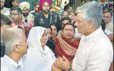  ?? SAMEER SEHGAL/HT ?? Punjab Congress president Sunil Jakhar consoling the councillor’s family members in Amritsar on Monday.