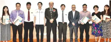  ??  ?? Yunu, Teo and Sabarudin (fifth to seventh left) with the top competitor­s of the Sibu-level Innovation Championsh­ip 2018 in a group photo on stage.