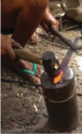  ??  ?? Yemenis hammer metal salvaged from fallen rockets.