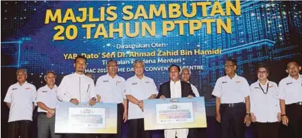  ?? [FOTO ASWADI ALIAS/BH] ?? Ahmad Zahid bergambar bersama pemenang Cabutan WOW! SSPN1M pada Majlis Sambutan 20 Tahun Perbadanan Tabung Pendidikan Tinggi Nasional (PTPTN).