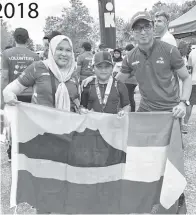  ??  ?? IAN Joh atlet Ironkids bersama ibu bapanya selepas menamatkan larian dan berenang.