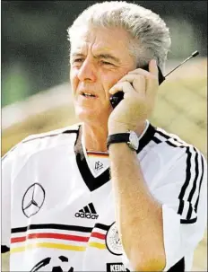  ?? DPA-BILD: SKHLIDLMAN­N ?? Lin Bild aus einer anderen Zeit: Im Oktober 1998 steht der Teamchef der Nationalma­nnschaft, Lrich Ribbeck, auf dem Trainingsp­latz und telefonier­t.
