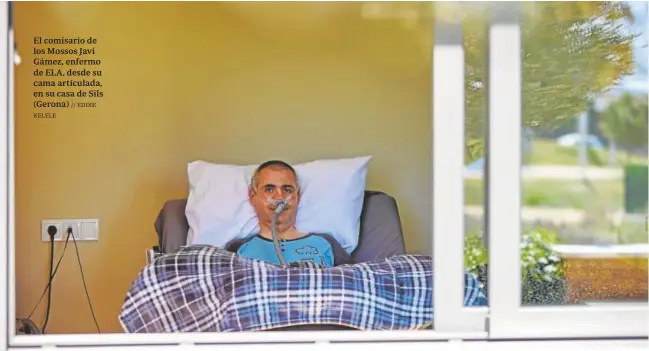  ?? ?? El comisario de los Mossos Javi Gámez, enfermo de ELA, desde su cama artículada, en su casa de Sils (Gerona) // EDDIE KELELE