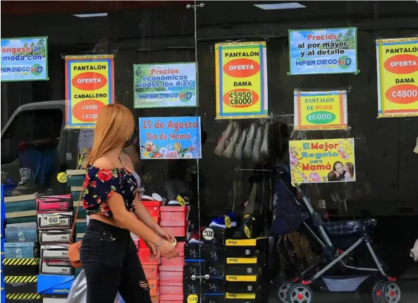  ?? Rafael PACHECO. ?? La tiendas en la avenida del Comercio, en Cartago, tienen ofertas por el Día de la Madre. En esta coyuntura, la emisión extraordin­aria que planea el Banco Central de Costa Rica (BCCR) no impactaría los precios.