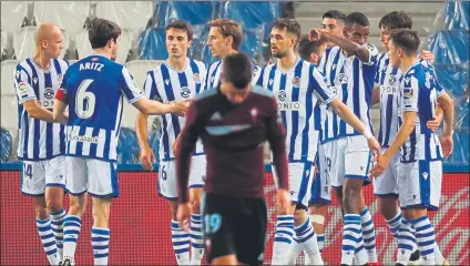  ?? FOTO: EFE ?? Los jugadores de la Real Sociedad celebran el gol marcado por Januzaj desde el punto de penalti y que significó la derrota del Celta