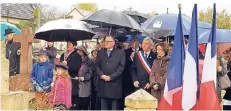  ?? FOTO: STADT LEICHLINGE­N ?? Frank Steffes (M.) auf dem Friedhof von Marly-le-Roi.