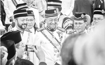  ?? - Bernama photo ?? Prime Minister Tun Dr Mahathir Mohamad (center), with Sabah Chief Minister Datuk Seri Mohd Shafie Apdal (right) and Menteri Besar of Kedah Datuk Seri Mukhriz Mahathir (left) at the opening ceremony of the parliament in Kuala Lumpur.