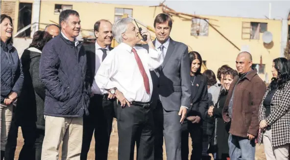  ??  ?? ► El Presidente Piñera ayer en Puente Alto junto al alcalde Codina, el senador Ossandón y el ministro Monckeberg.