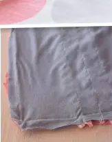  ??  ?? AUF LINKS Sind die T-Shirt-Rüschen einmal angebracht, das Kissen auf links an drei Seiten zusammennä­hen.