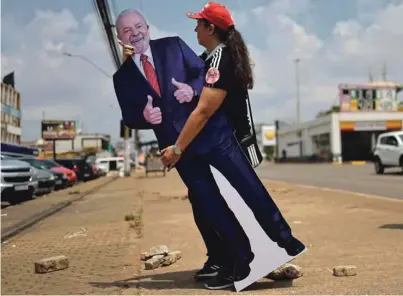  ?? ?? Lula ljudem dopoveduje, da si Brazilija zasluži, da spet postane srečna dežela,
»Brasil, feliz de novo«. Foto Ueslei Marcelino/Reuters