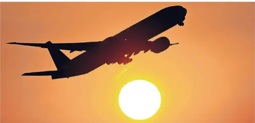  ?? FOTO: DANIEL REINHARDT ?? Ab in die Sonne: Wer früh bucht, dem räumen Reiseveran­stalter oft große Rabatte ein.