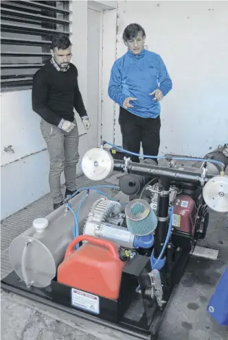  ?? PABLO PRESTI-LANUEVA. ?? Diego Díaz y Hugo González, con el nuevo equipamien­to para fumigar.