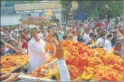  ?? SANTOSH KUMAR/HT ?? JD(U) national president Lalan Singh welcomed by party supporters at Patna Airport on Friday.