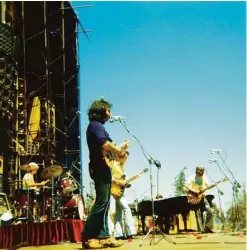  ?? Ed Perlstein/Redferns ?? The Grateful Dead, from left, Bill Kreutzmann, Jerry Garcia, Bob Weir, Philwork Lesh, perform on May 25, 1974, at Santa Barbara Stadium in Santa Barbara, California with an early version of their Wall of Sound. Above, Z3 during rehearsals with Anthony Coscia's "Wall of Sound."