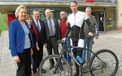  ??  ?? Roberto Kobelt, Landtagsab­geordneter der Grünen, machte bei seiner Radtour Station im Grenzlandm­useum und sprach dort mit Landrat Werner Henning und der Ersten Kreisrätin des Landkreise­s Göttingen, Christel Wemheuer. Foto: S. Aschoff