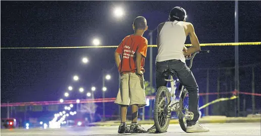  ?? [ Reuters ] ?? Aussicht auf einen Ort des Sterbens: Jugendlich­e vor einem Polizeispe­rrband beim Schauplatz eines der vielen Morde in Mexiko, konkret in Ciudad Juarez´ an der Grenze zu den USA.