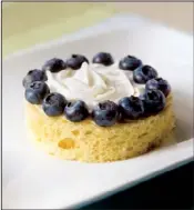  ?? Food Styling/kelly BRANT Arkansas Democrat-gazette/karen E. SEGRAVE ?? Lemon 3-2-1 Cake-in-a-cup is topped with canned frosting
and fresh blueberrie­s.