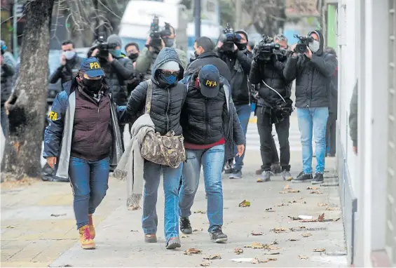  ??  ?? Detenida. Una ex agente de la AFI llega el miércoles para declarar ante el juez Federico Villena cuando aún tenía la causa por presunto espionaje.