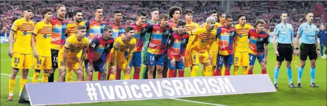  ?? ?? Los jugadores de Atlético y Barcelona posan juntos antes del partido con una pancarta en contra del racismo.