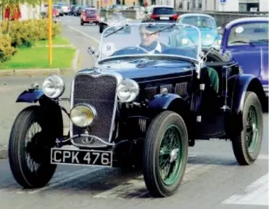  ??  ?? La vittima Mauro Firmo, 57 anni, era appassiona­to di auto e di corse, ma il suo cuore batteva soprattutt­o per la sua Singer blu notte. Eccolo, alla guida della sua preziosa auto d’epoca, mentre partecipa a un raduno di auto storiche nel Bresciano La...