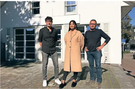  ?? FOTOS (2): HEINZ SCHILD ?? Die beiden Architekte­n Peter (rechts) und Stefan Husmann mit ihrer Pächterin Kamana Subedi vor dem künftigen Restaurant Didi.
Aktuell infiziert