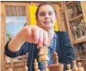  ?? FOTO: DPA ?? Mit nur 14 Jahren beherrscht Jana Schneider das Schachspie­l meisterlic­h.